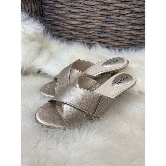 Alfani size 6.5 women step n flex Gold slip-on sandal 0806 - Picture 3 of 6